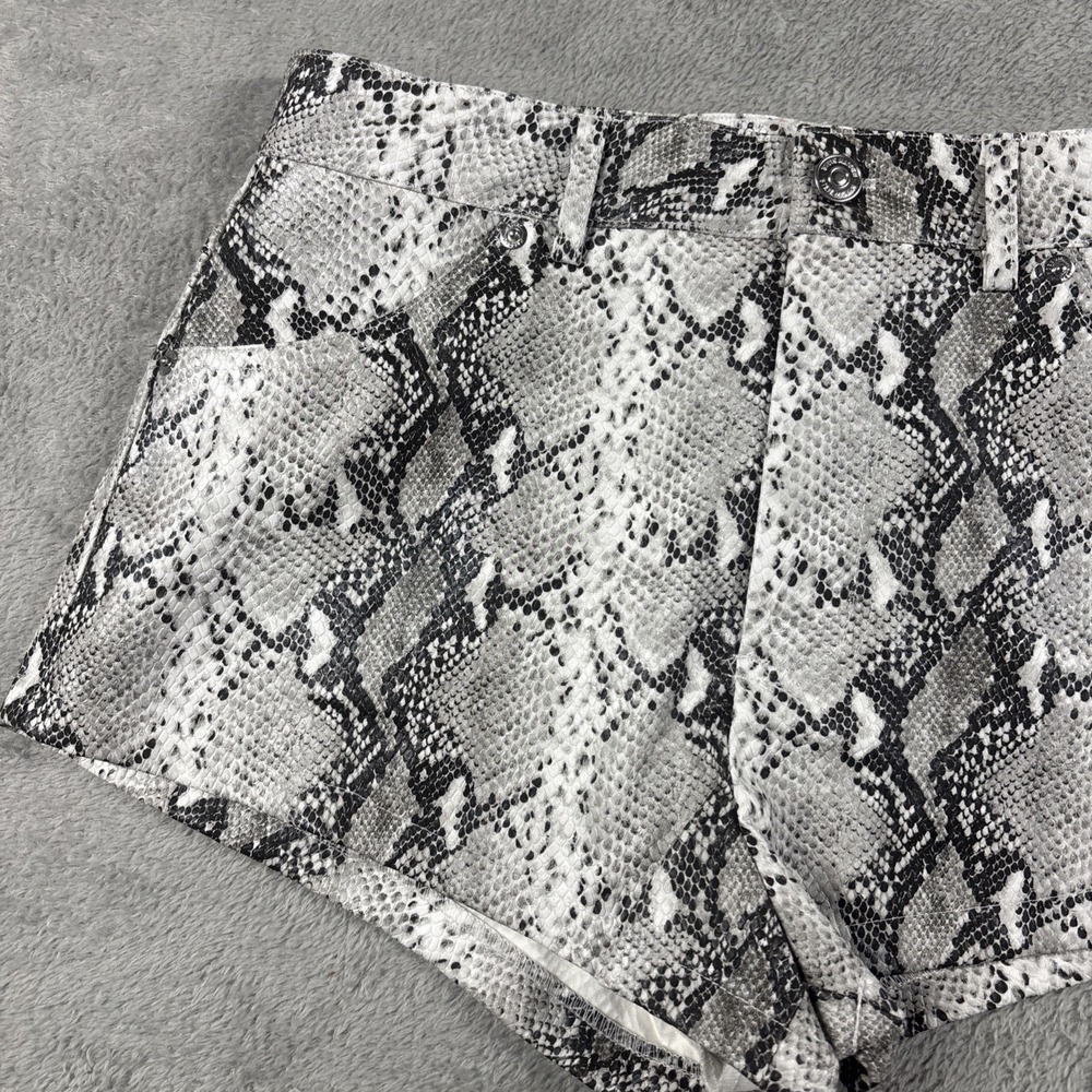 NWT Steve Madden Women's Pythonia Faux Leather Shorts Snake Print Gray Size XS - Picture 5 of 9